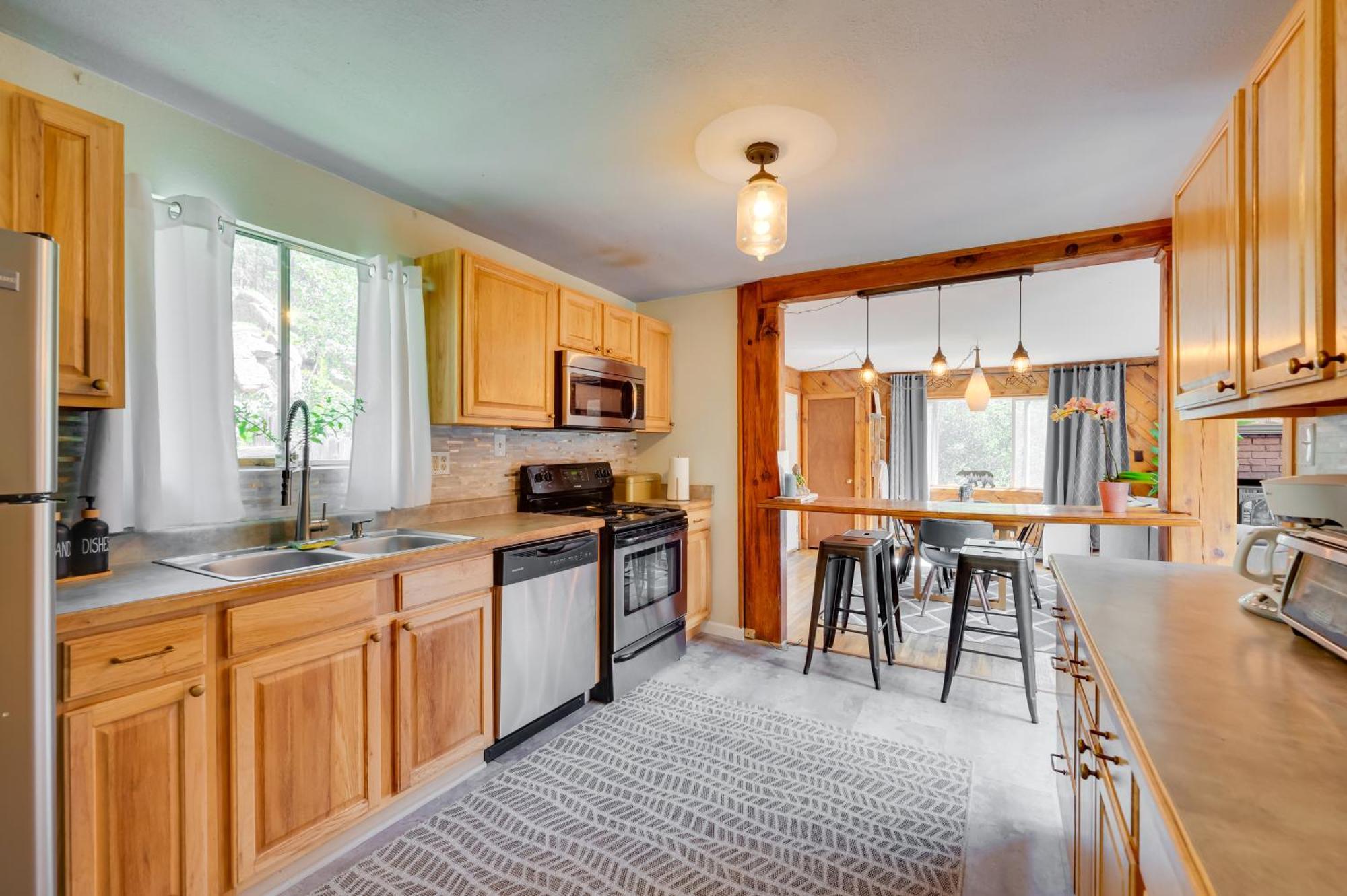 Stunning Golden Home With Deck About 35 Mi To Denver! Buitenkant foto