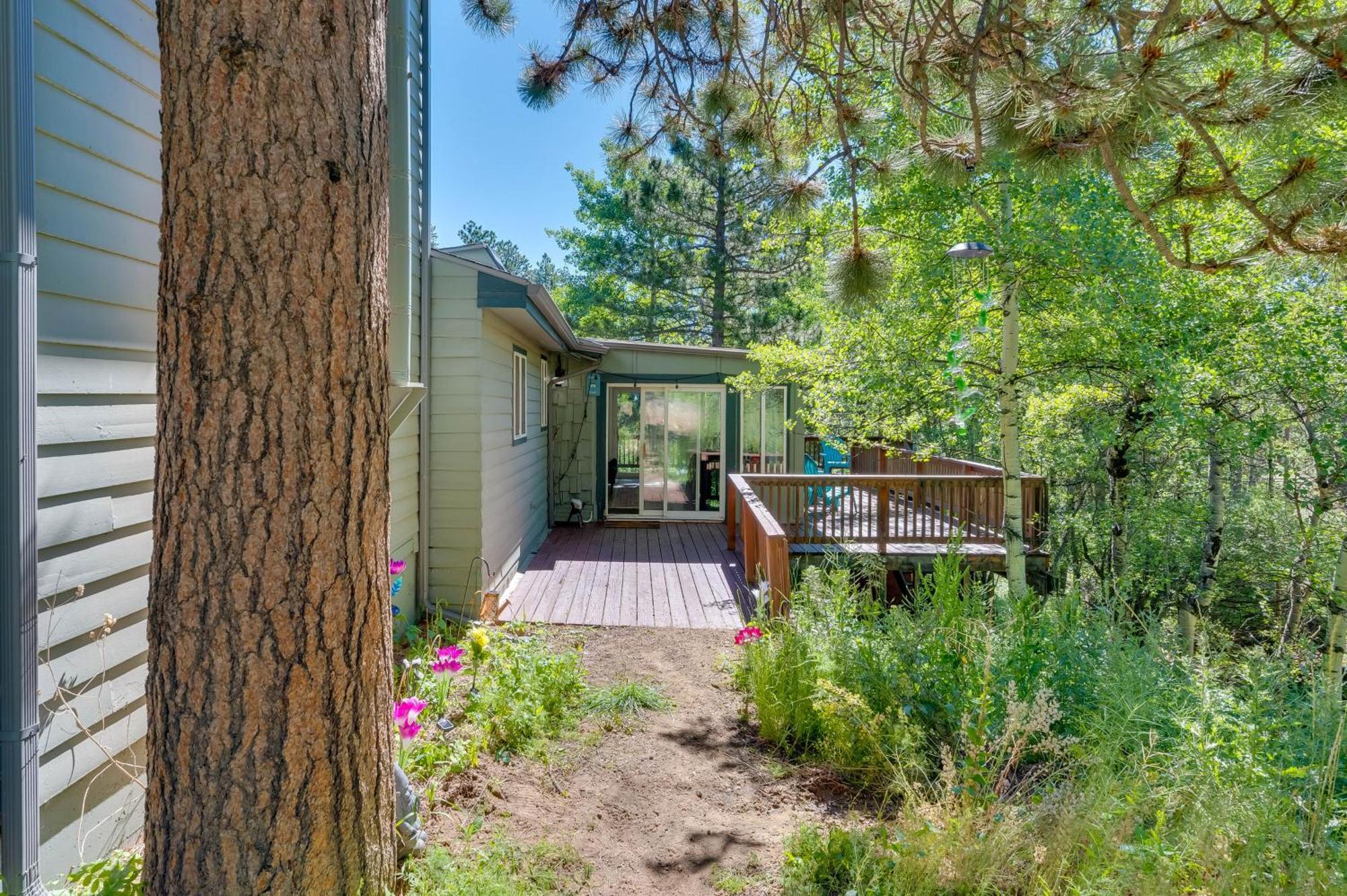 Stunning Golden Home With Deck About 35 Mi To Denver! Buitenkant foto