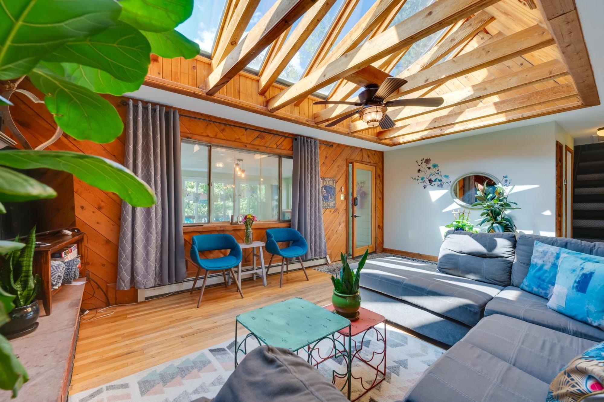 Stunning Golden Home With Deck About 35 Mi To Denver! Buitenkant foto