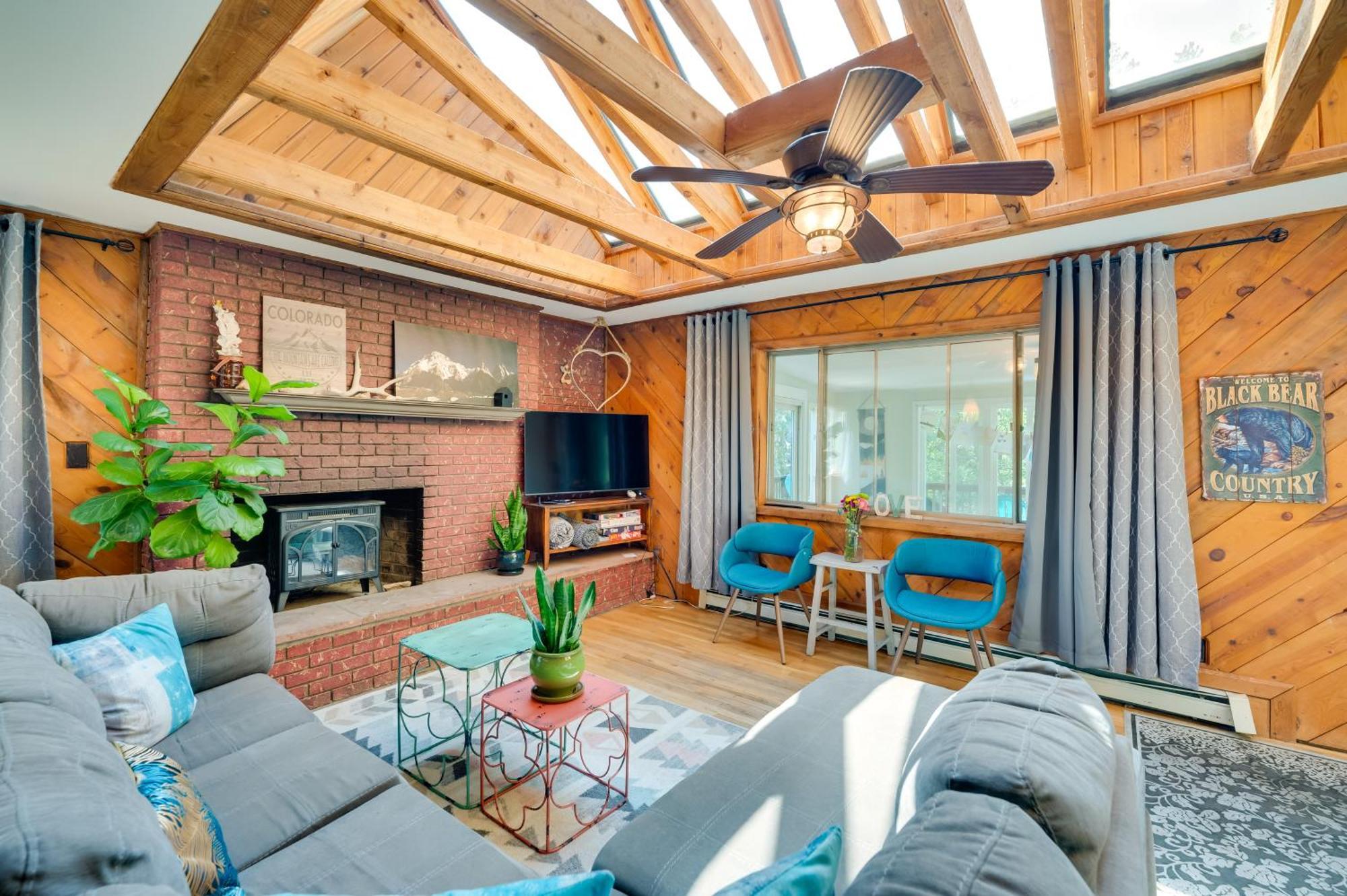 Stunning Golden Home With Deck About 35 Mi To Denver! Buitenkant foto