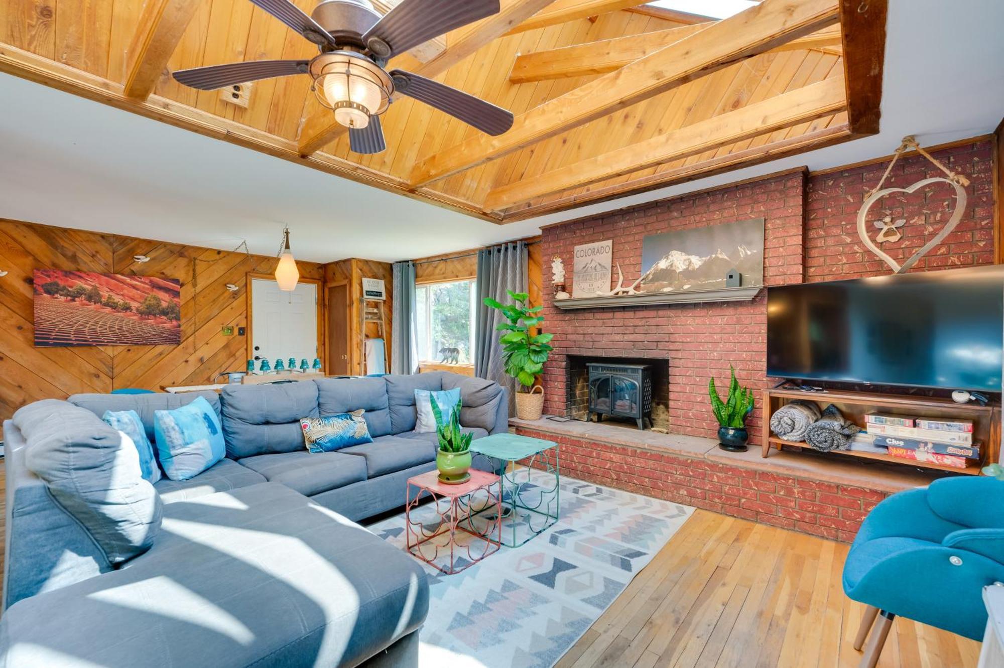 Stunning Golden Home With Deck About 35 Mi To Denver! Buitenkant foto